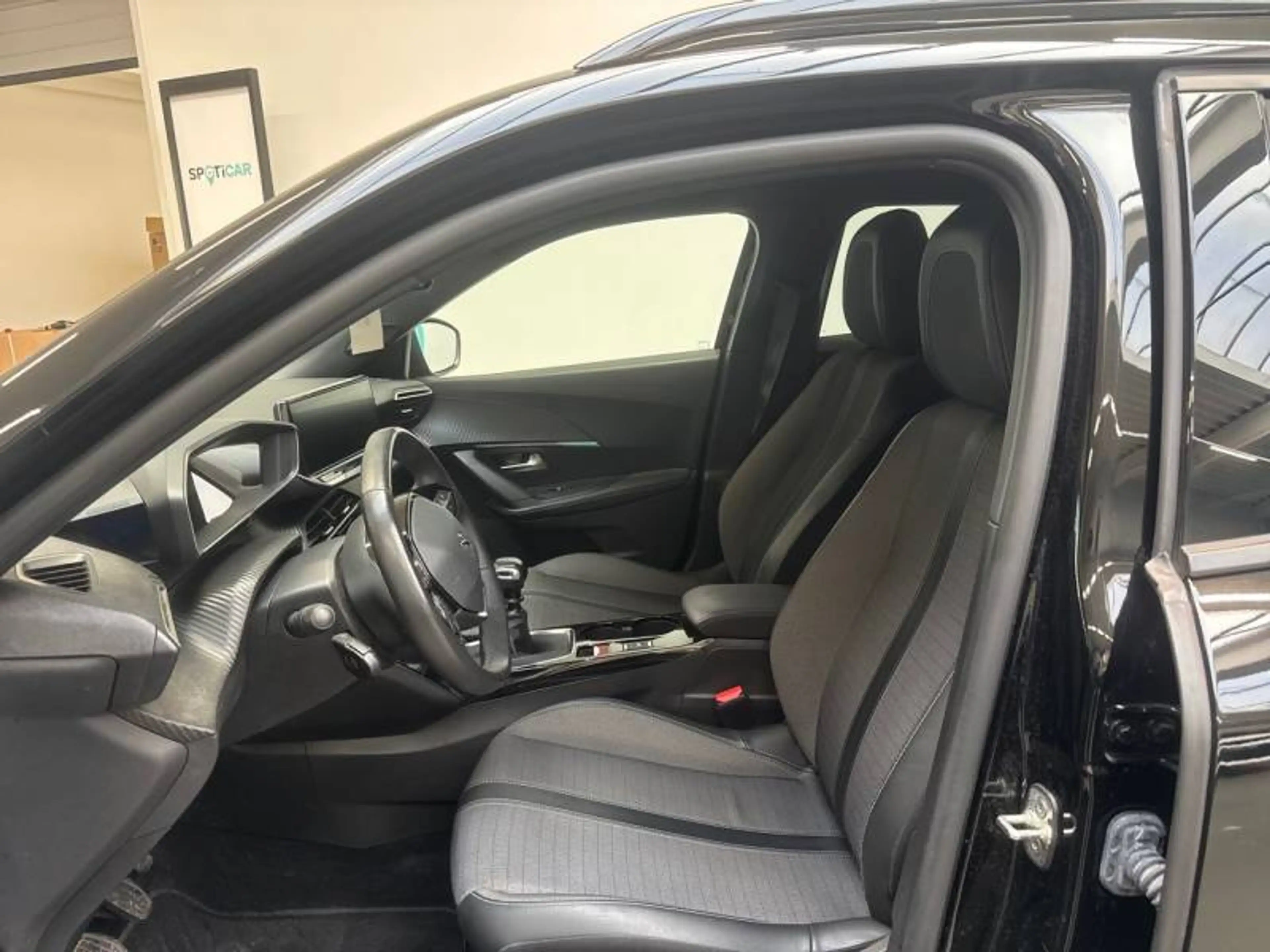 Peugeot 2008 2 1.2 Puretech 74kW S&S Allure Pack — photo 9