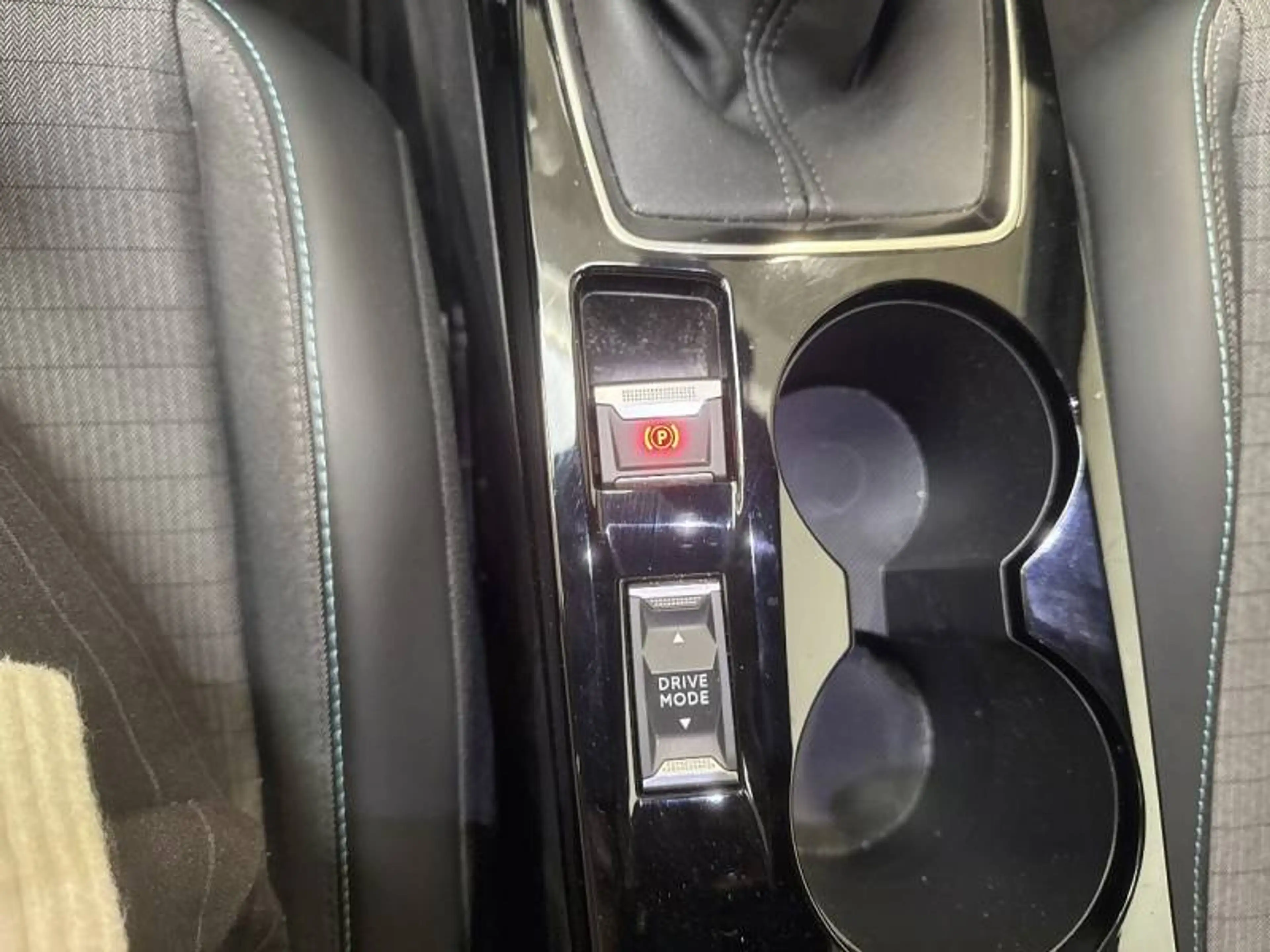 Peugeot 2008 2 1.2 Puretech 74kW S&S Allure Pack — photo 12