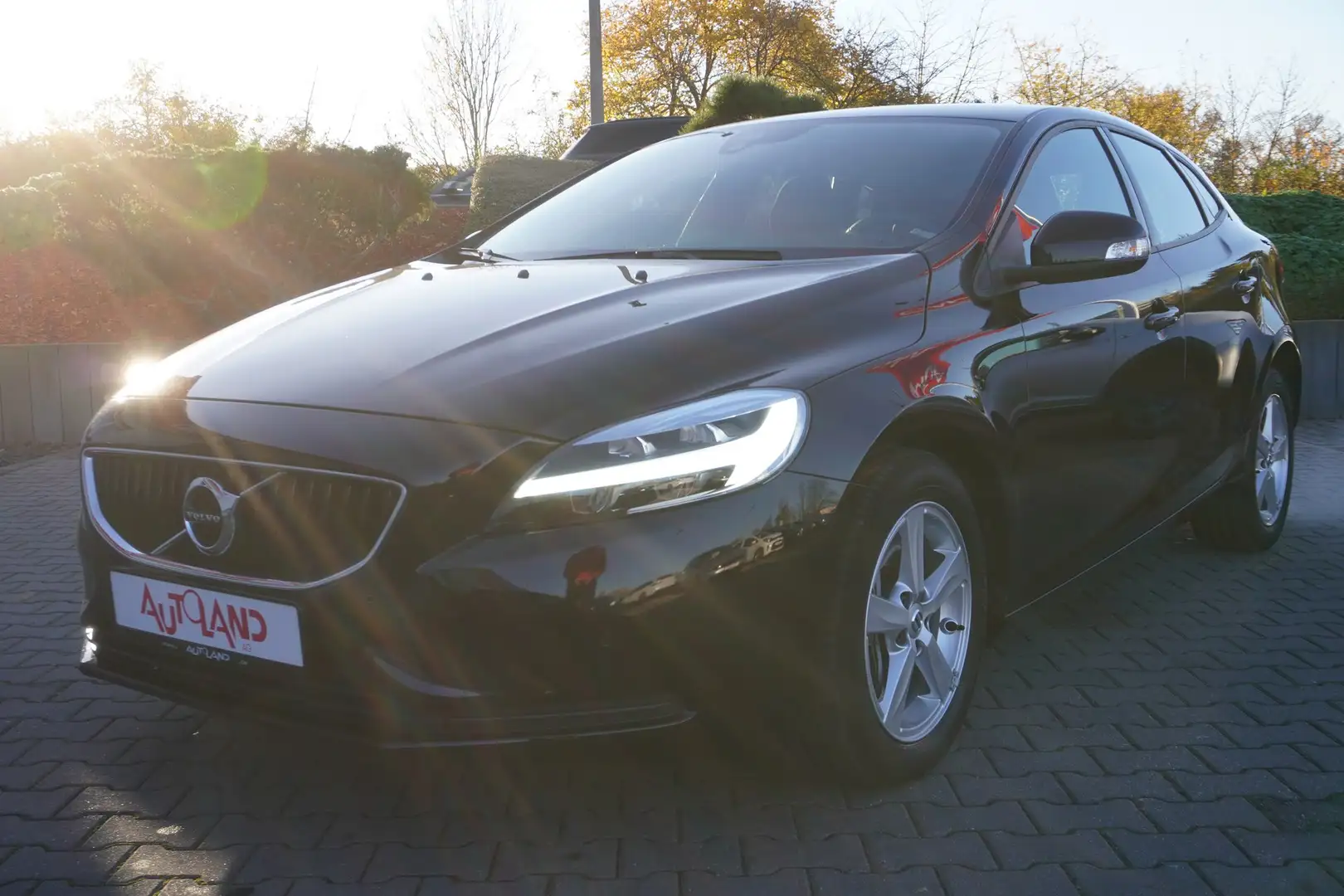 Volvo V40 1.5 LED Navi Tempomat Sitzheizung PDC Noir - 2