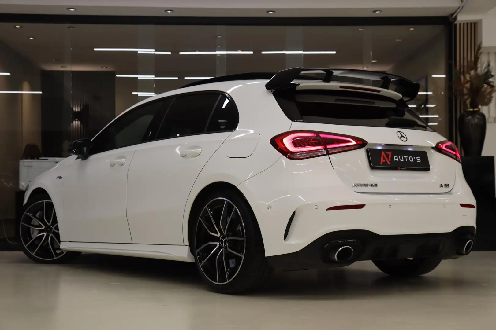 Mercedes-Benz A 35 AMG 4MATIC PANO/CAM/BURM/BLINDESPOT/NIGHTPAKET/BOMVOL Wit - 2