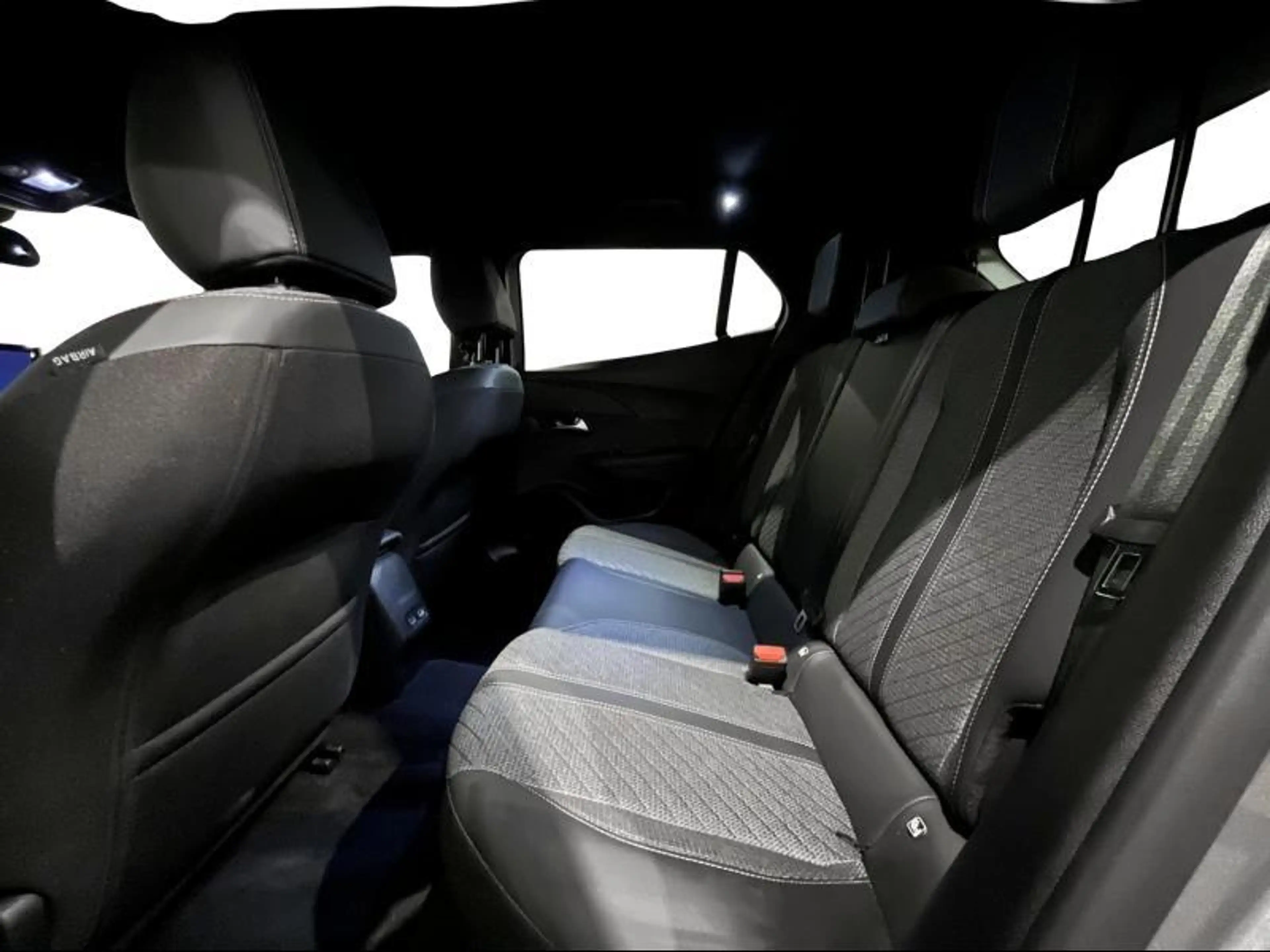 Peugeot 2008 Allure | 360° | Carplay | Navi | — photo 11