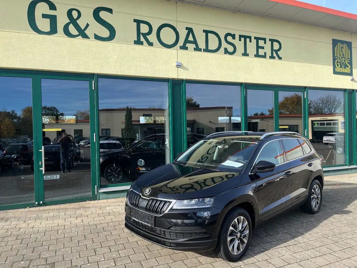 Skoda Karoq 2.0l TDI DSG 4x4 Standheizung AHK Schwarz - 1
