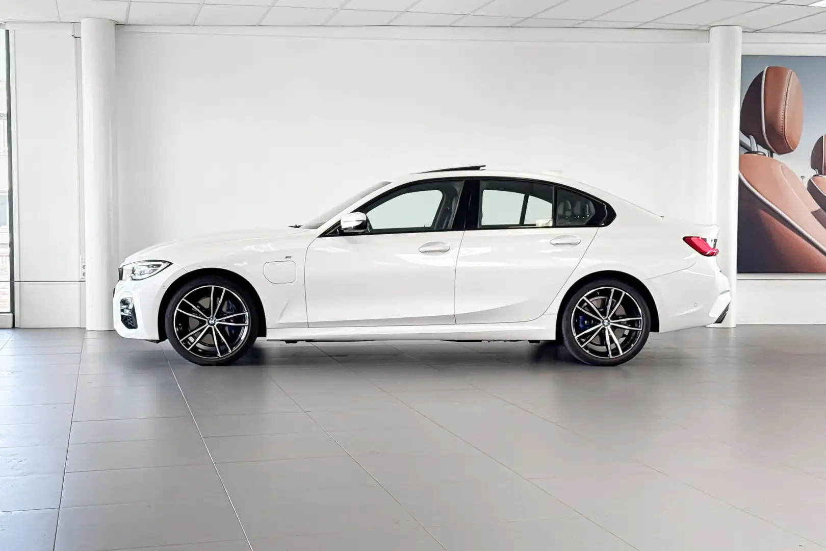 BMW 330 3 Serie 330e eDrive Edition | M Sport | Glazen Sch Wit - 2