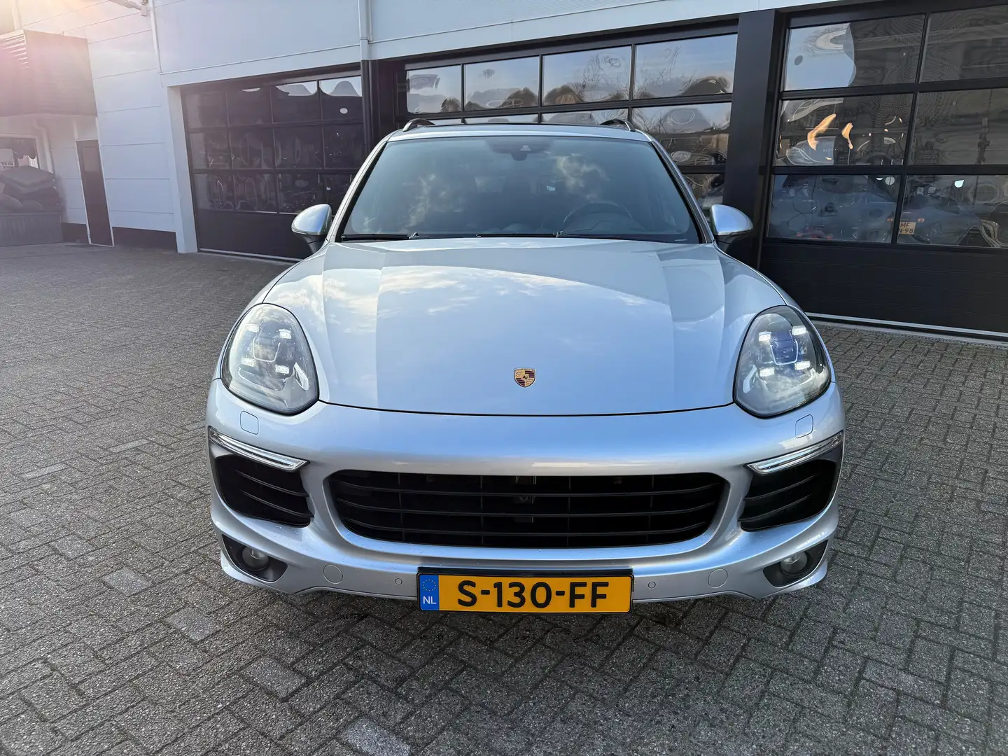 Porsche Cayenne S E-HYBRID PLATINUM EDITION Grijs - 2