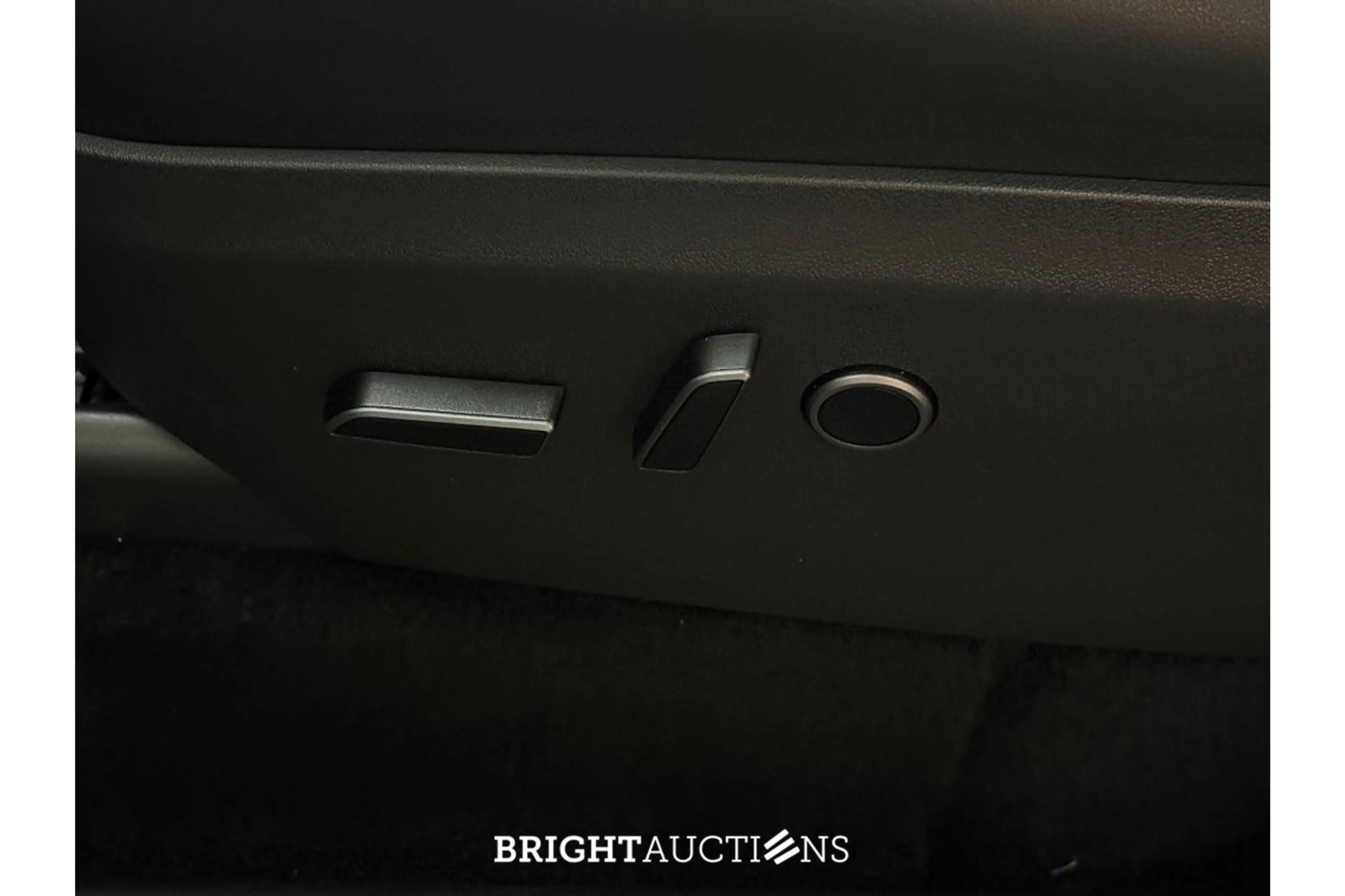 Tesla Model Y Long Range AWD 75 kWh — photo 12