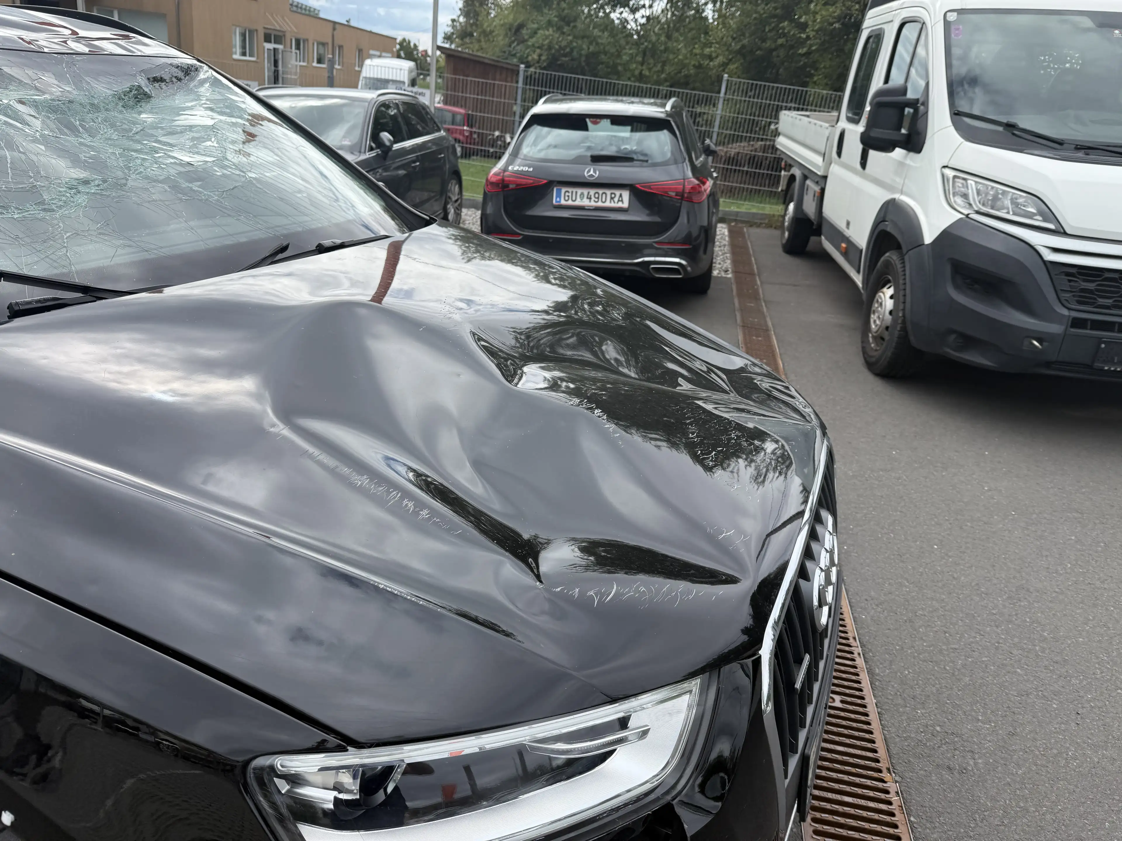 Audi Q3 Unfallwagen — photo 3