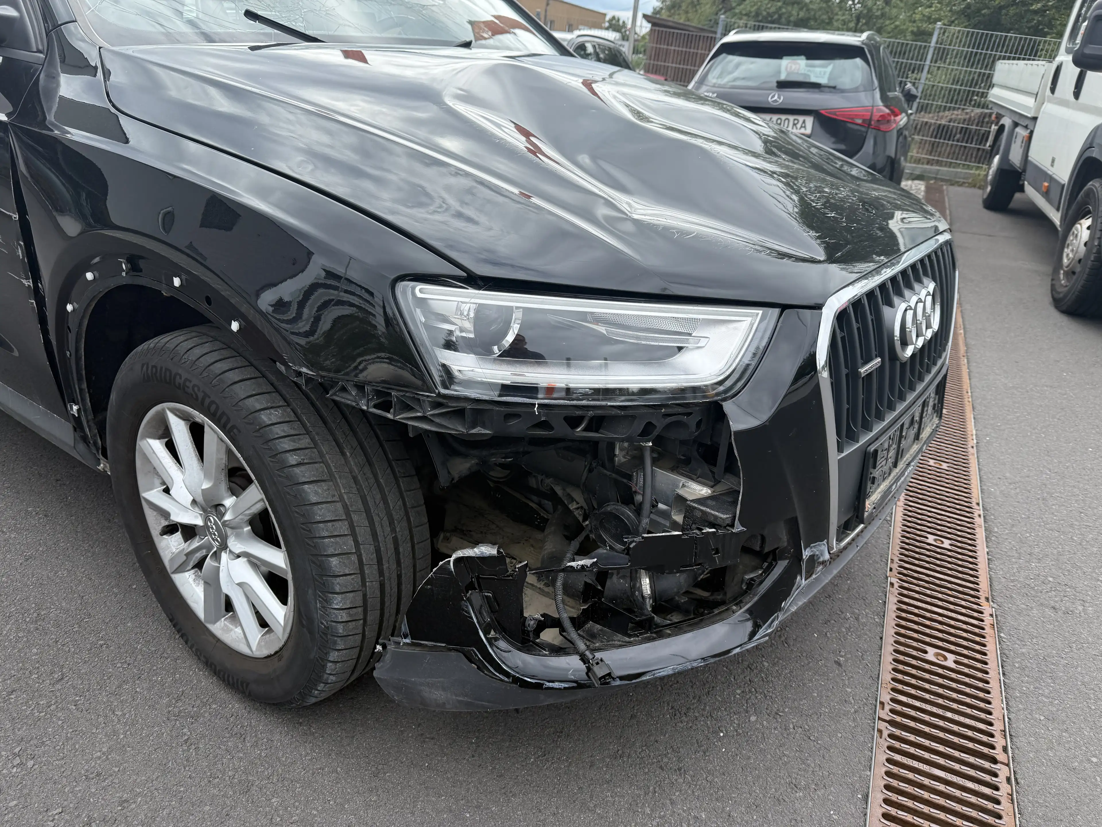 Audi Q3 Unfallwagen — photo 2