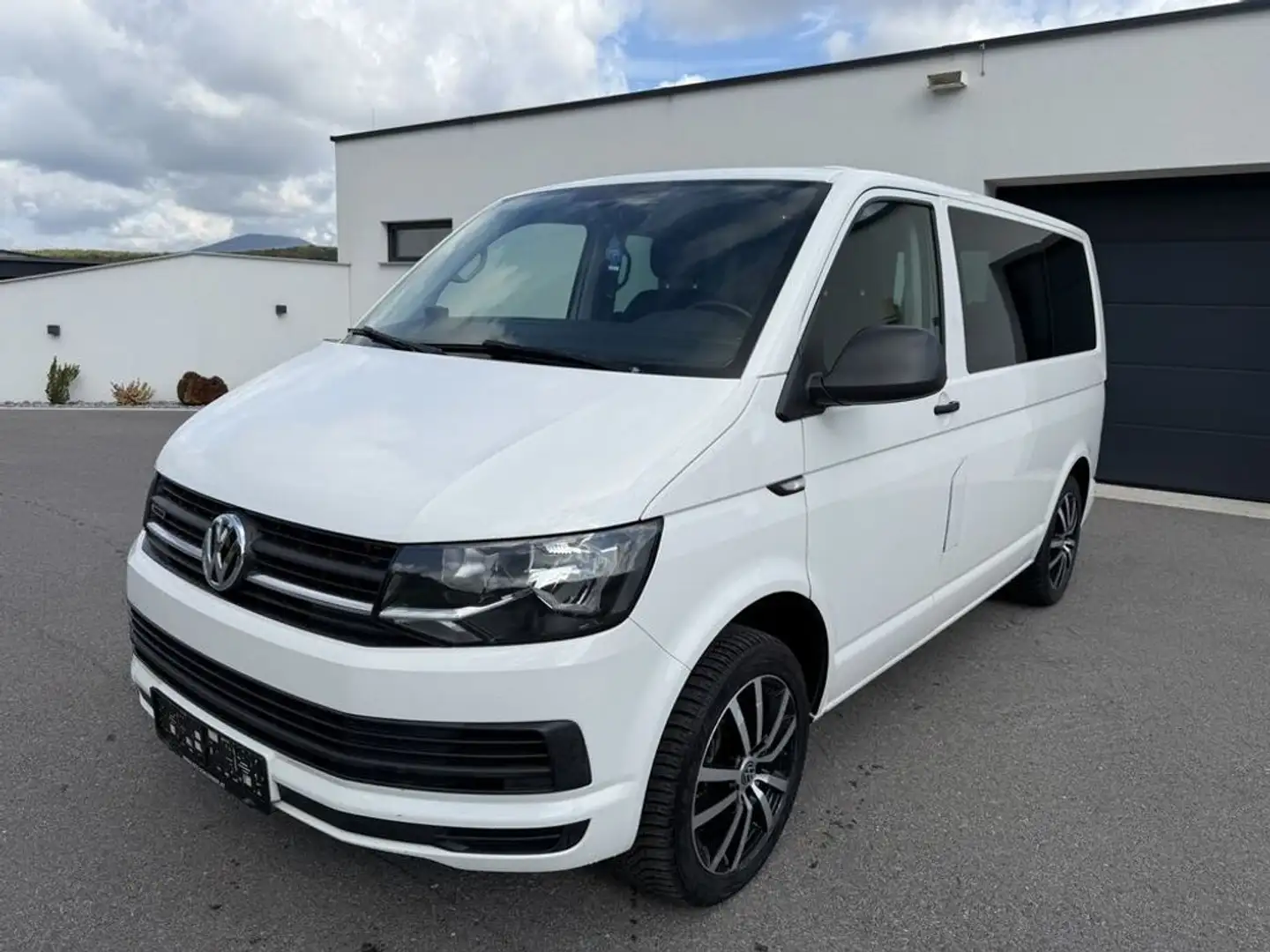 Volkswagen T6 Multivan Trendline 2,0 TDI 4Motion BMT Weiß - 1