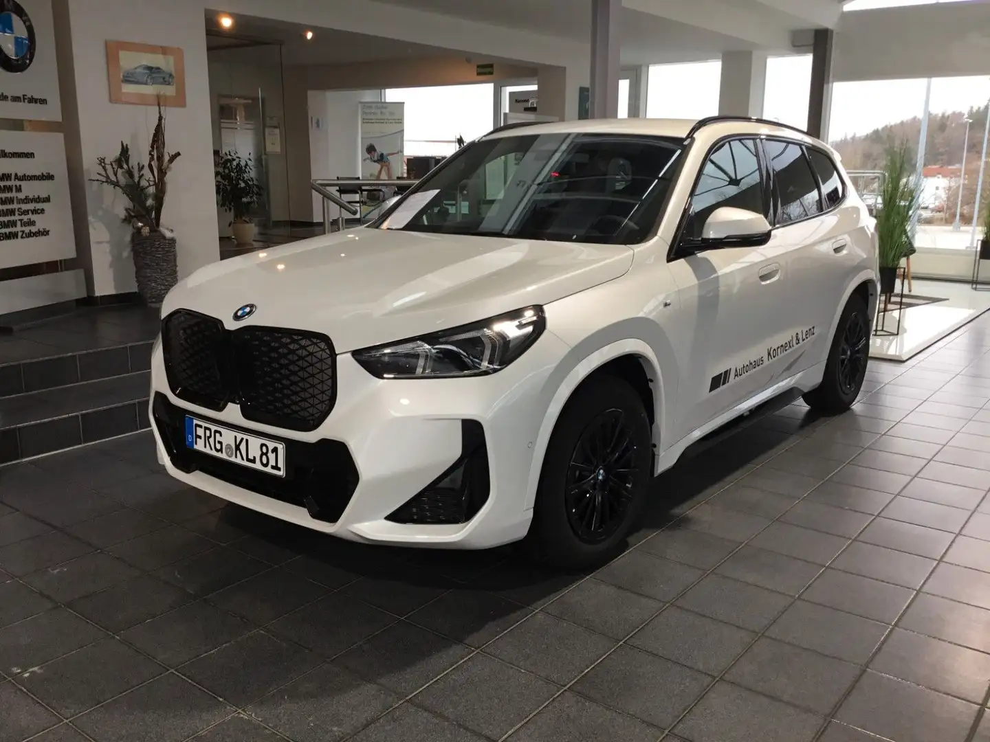 BMW iX1 30 xDrive M Sport HUD AHK Live Cockpit DAB Blanco - 1
