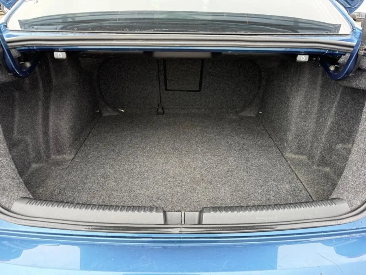 Volkswagen Jetta снимка Volkswagen Jetta