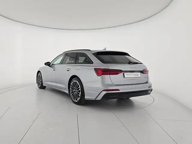 Audi A6 Avant view 3