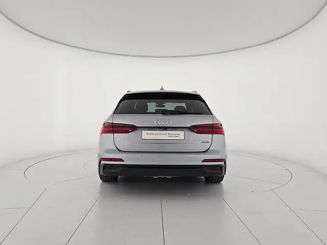 Audi A6 Avant view 4