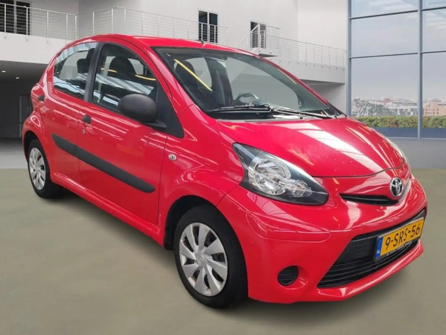 Toyota Aygo 1.0 VVT-i Now 1e Eigenaar 33.790 km +NAP Rood - 2