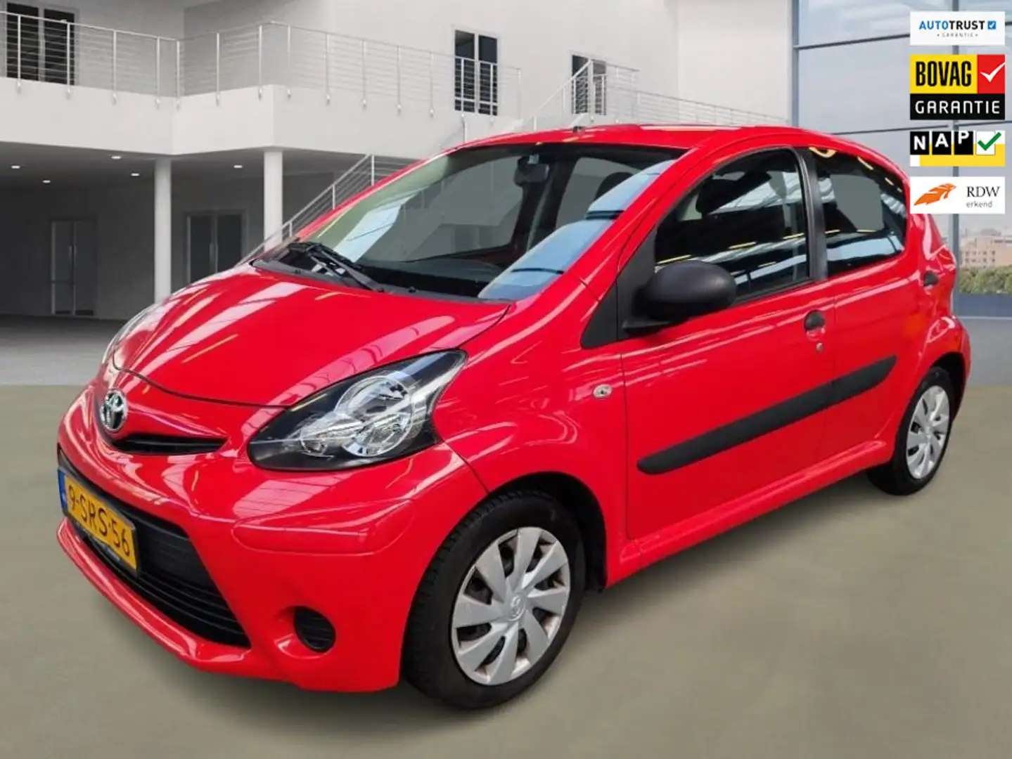 Toyota Aygo 1.0 VVT-i Now 1e Eigenaar 33.790 km +NAP Rood - 1