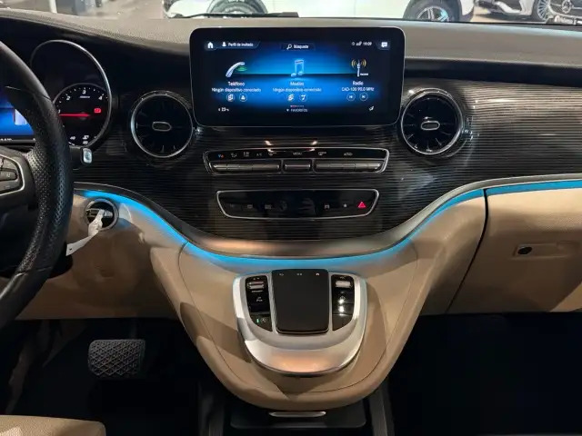 Mercedes-Benz V-Class view 9