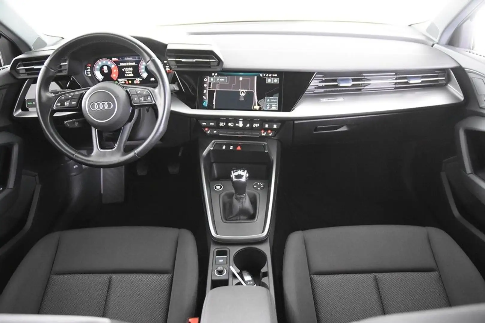 Audi A3 Limosine *1.Hand*Navi*SHZ*Park ass.*Carplay* Silber - 2