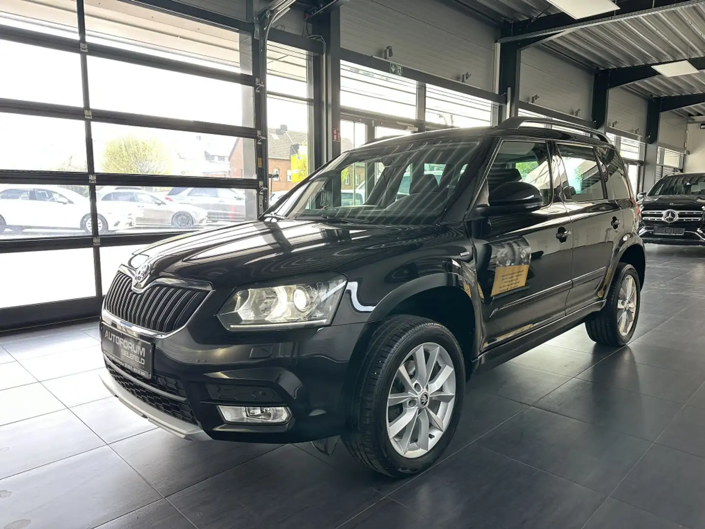Skoda Yeti 2.0 TDI Drive 4x4 DSG|Navi|SHZ|Kamera|LM17 Noir - 2