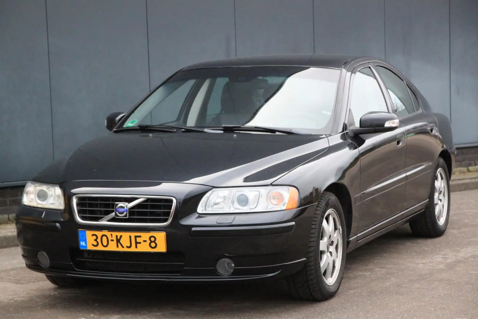 Volvo S60 2.4D Drivers Edition Xenon/Leer/Navigatie/Parkeers Zwart - 1