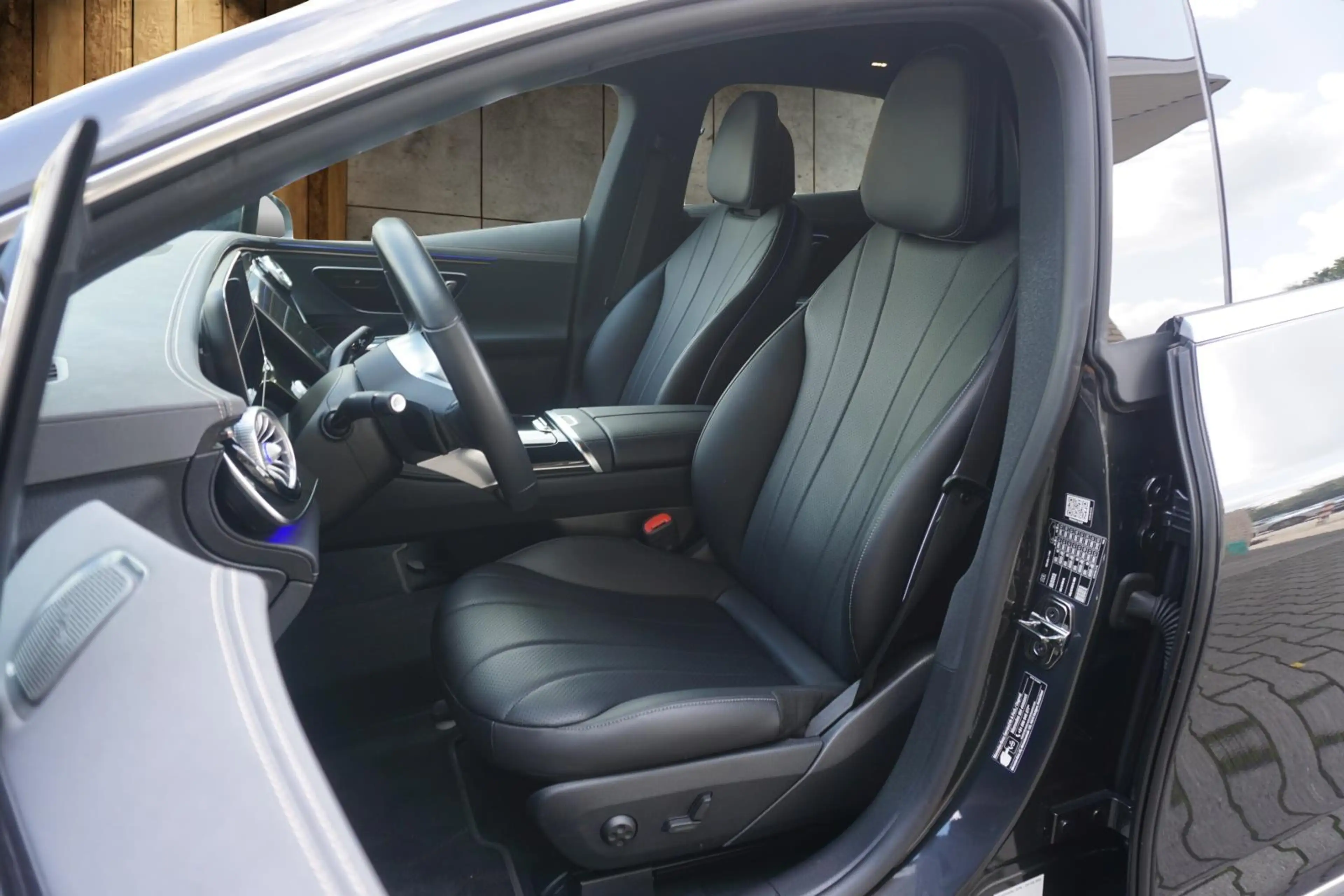 Mercedes-Benz EQE 300 Business — photo 9