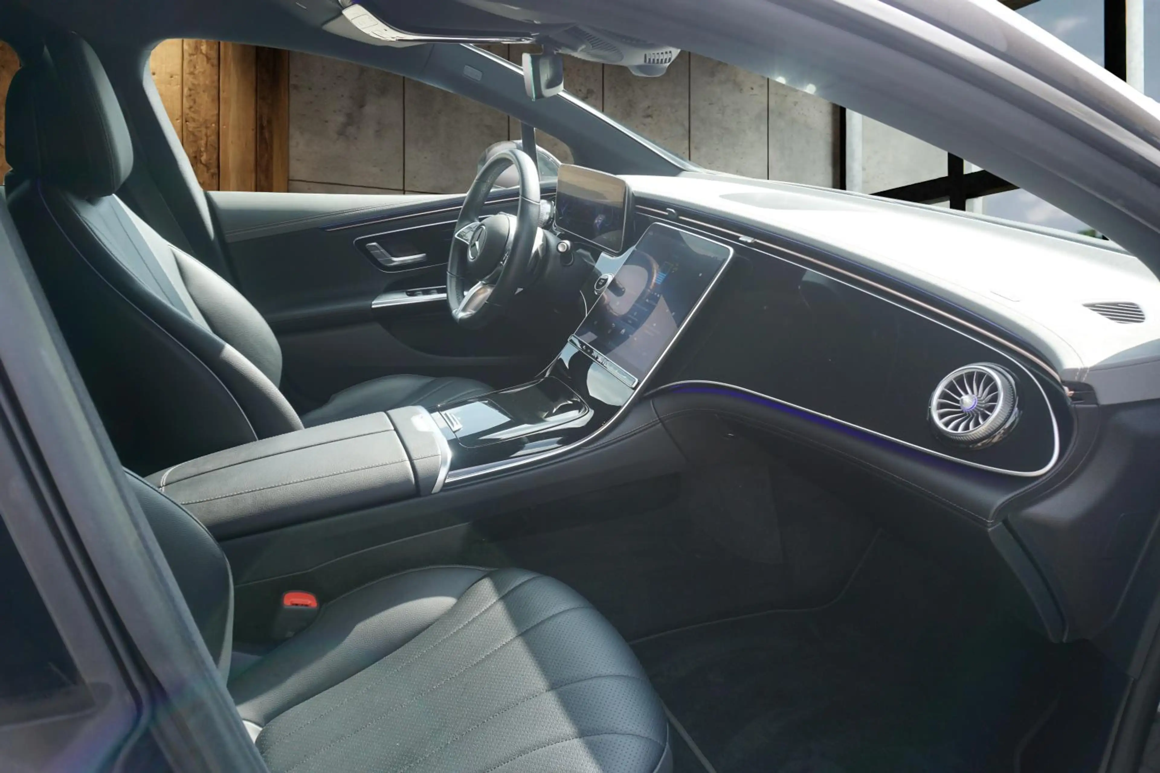 Mercedes-Benz EQE 300 Business — photo 15