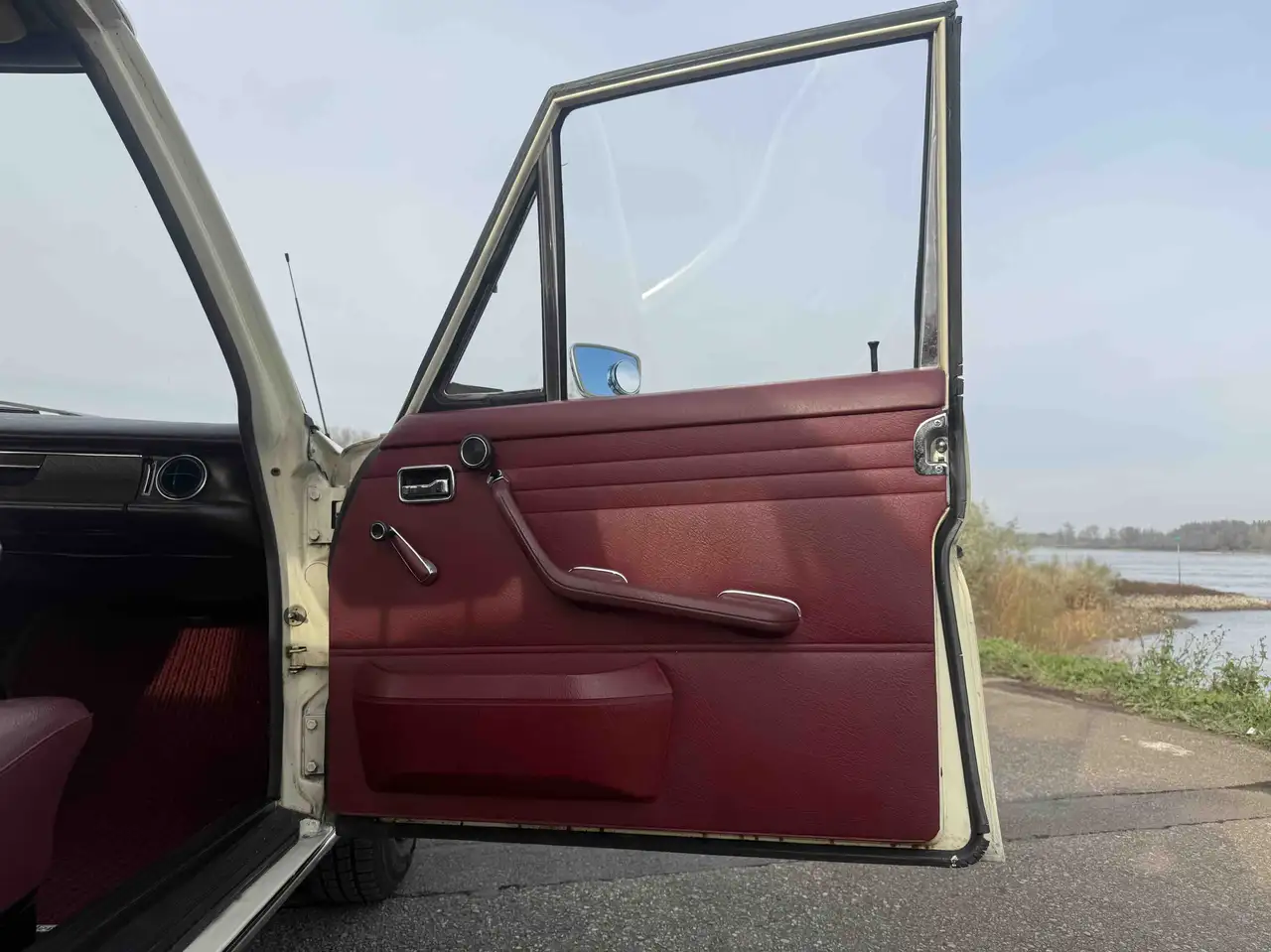 Mercedes-Benz 230.6 met stuurversnelling, originele bekleding en volledige bodem restauratie, foto 11
