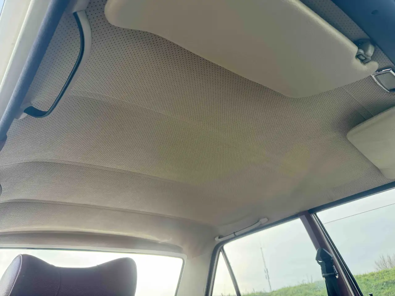 Mercedes-Benz 230.6 met stuurversnelling, originele bekleding en volledige bodem restauratie, foto 12