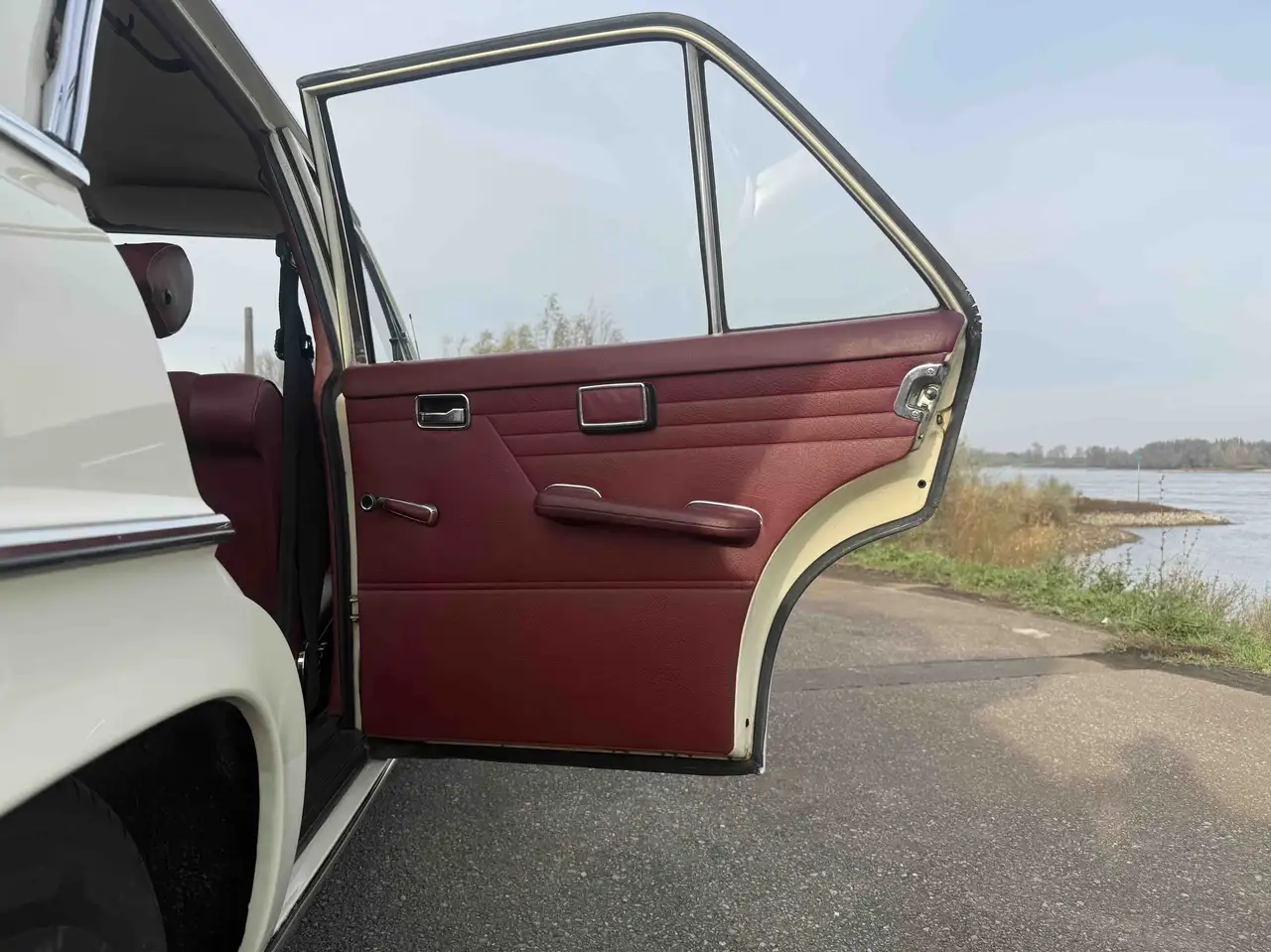 Mercedes-Benz 230.6 met stuurversnelling, originele bekleding en volledige bodem restauratie, foto 10