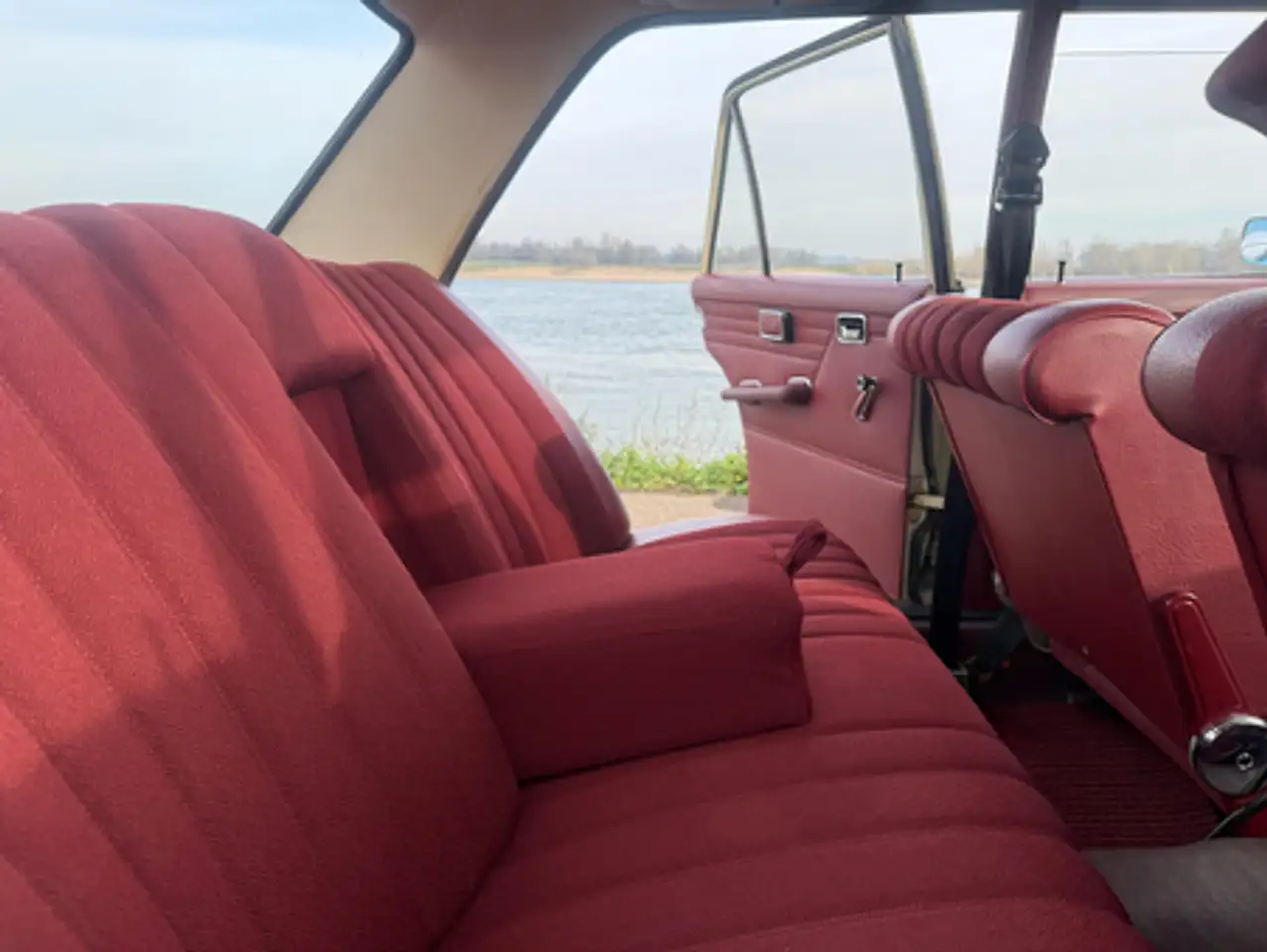Mercedes-Benz 230.6 met stuurversnelling, originele bekleding en volledige bodem restauratie, foto 7