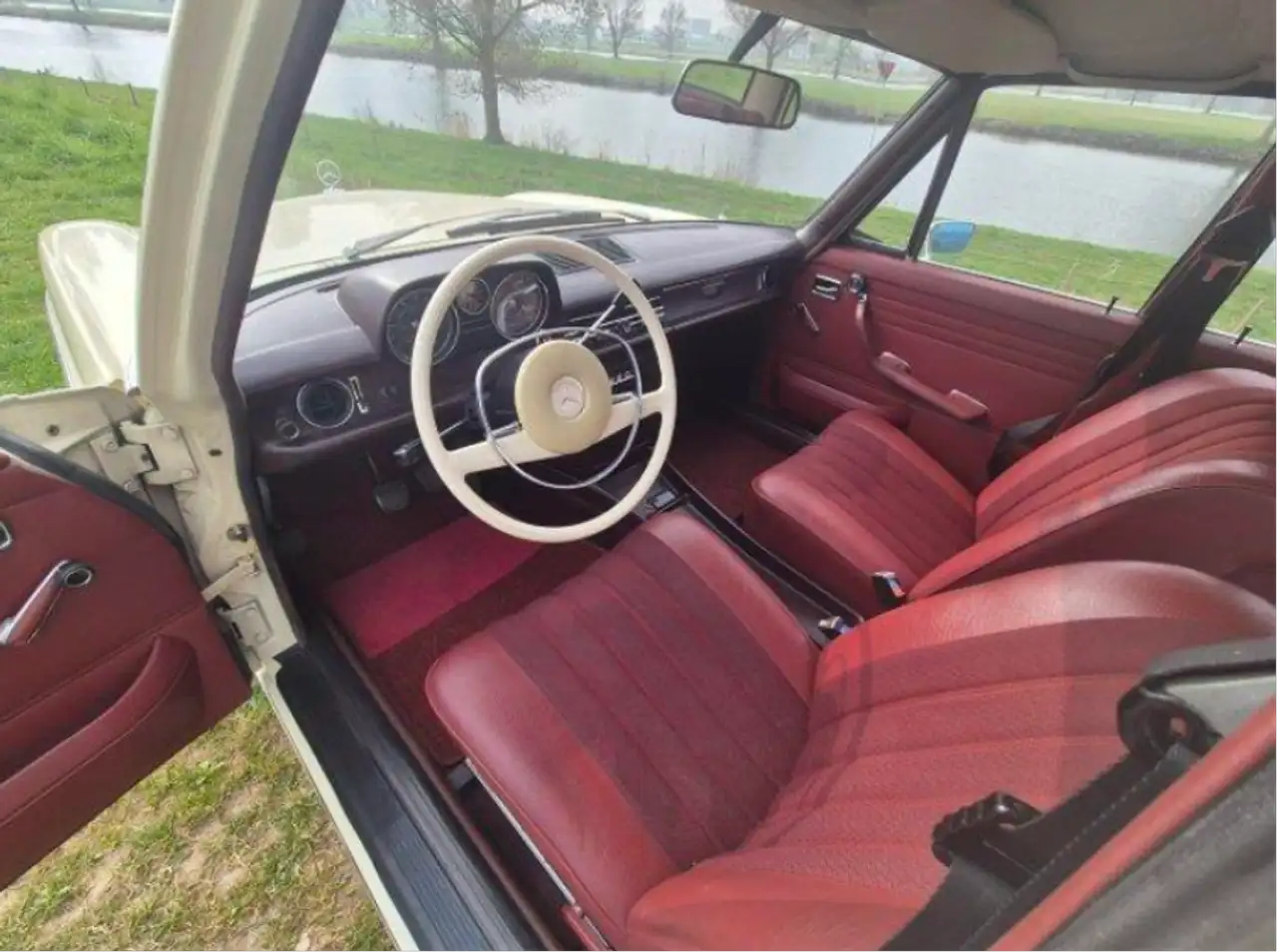 Mercedes-Benz 230.6 met stuurversnelling, originele bekleding en volledige bodem restauratie, foto 3