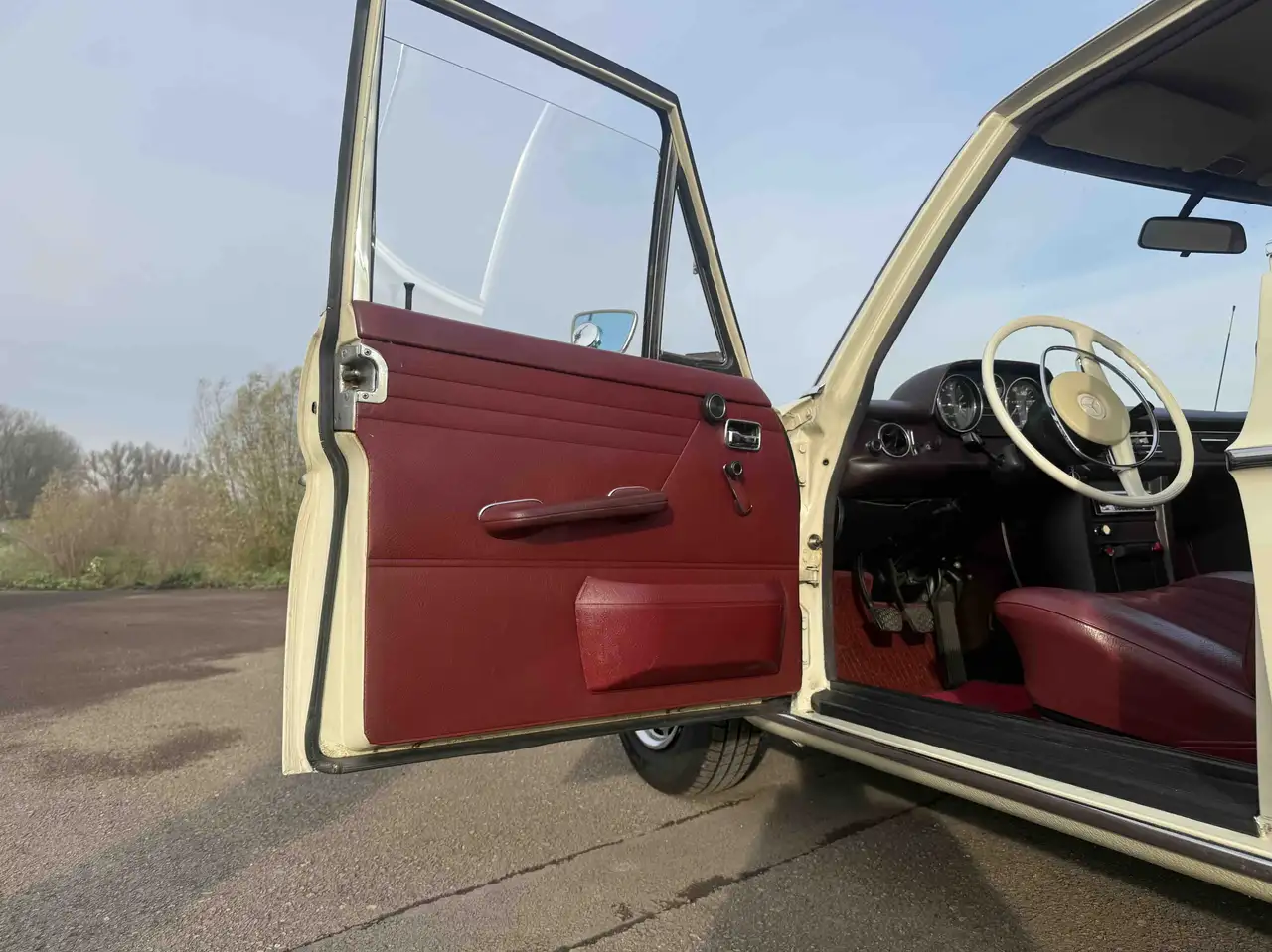 Mercedes-Benz 230.6 met stuurversnelling, originele bekleding en volledige bodem restauratie, foto 8