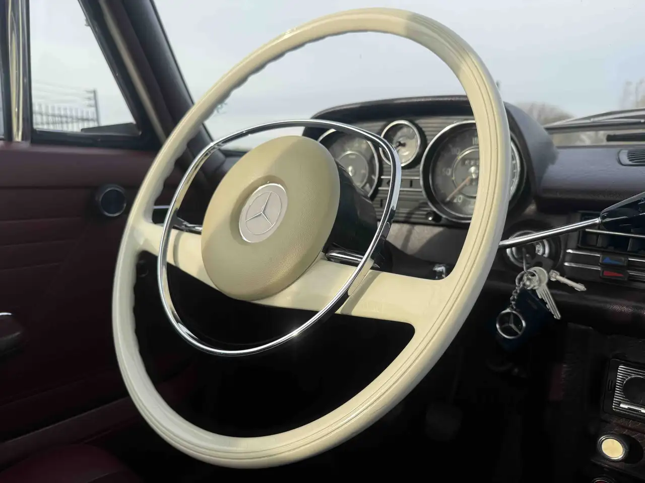 Mercedes-Benz 230.6 met stuurversnelling, originele bekleding en volledige bodem restauratie, foto 5