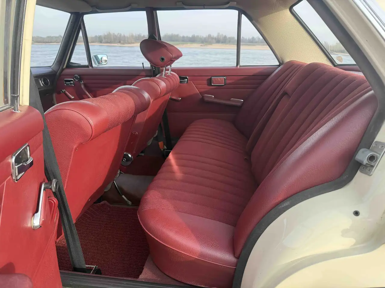 Mercedes-Benz 230.6 met stuurversnelling, originele bekleding en volledige bodem restauratie, foto 6