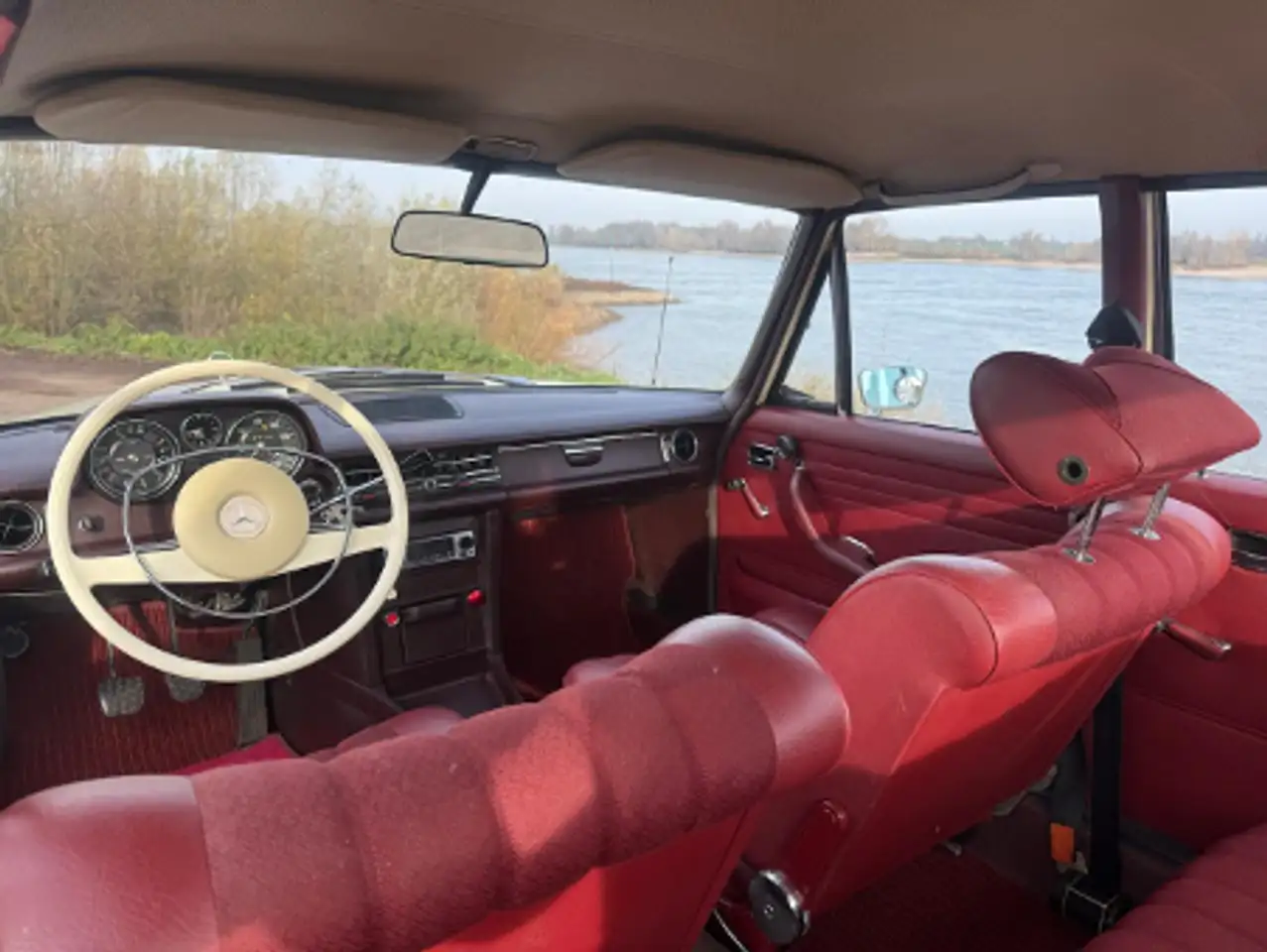 Mercedes-Benz 230.6 met stuurversnelling, originele bekleding en volledige bodem restauratie, foto 4