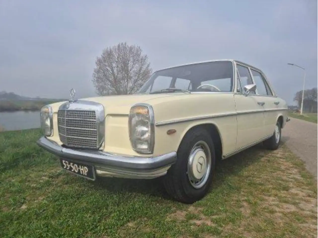 Mercedes-Benz 230.6 met stuurversnelling, originele bekleding en volledige bodem restauratie, foto 1