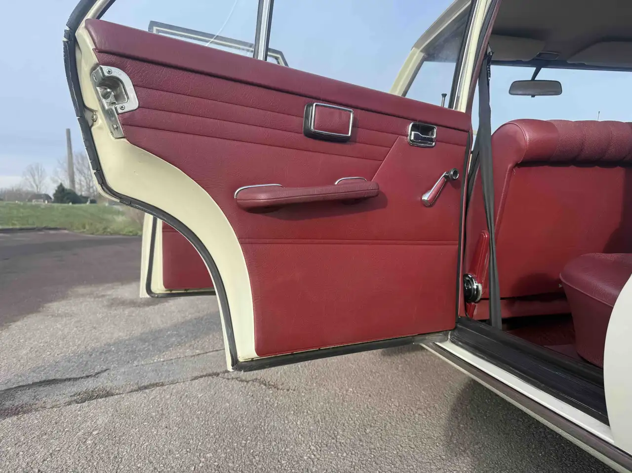 Mercedes-Benz 230.6 met stuurversnelling, originele bekleding en volledige bodem restauratie, foto 9