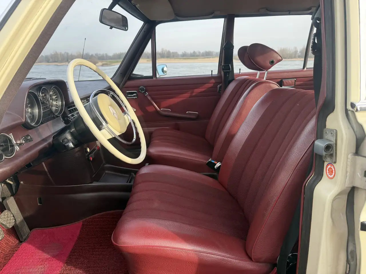 Mercedes-Benz 230.6 met stuurversnelling, originele bekleding en volledige bodem restauratie, foto 2