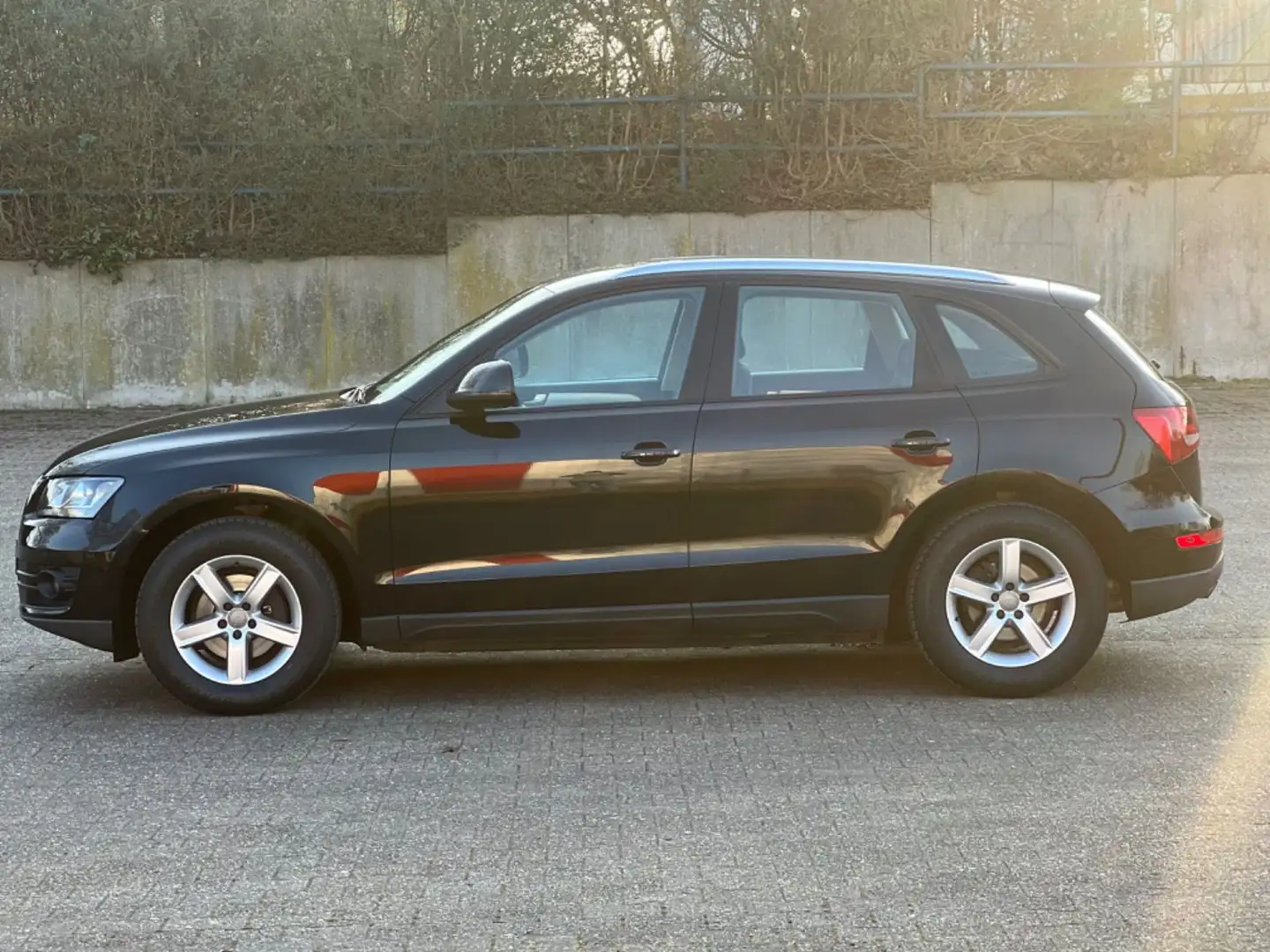 Audi Q5 2.0 TDI*PDC*SHZ*AHK Schwarz - 2