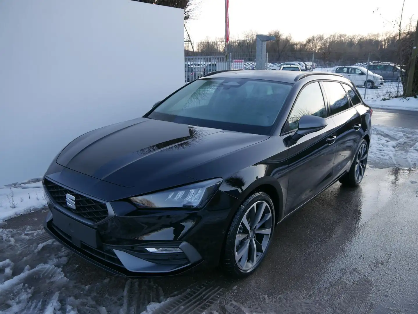 SEAT Leon Sportstourer FR 1.5 eTSI Kombi DSG*AHK-SCHWENKB... Schwarz - 1