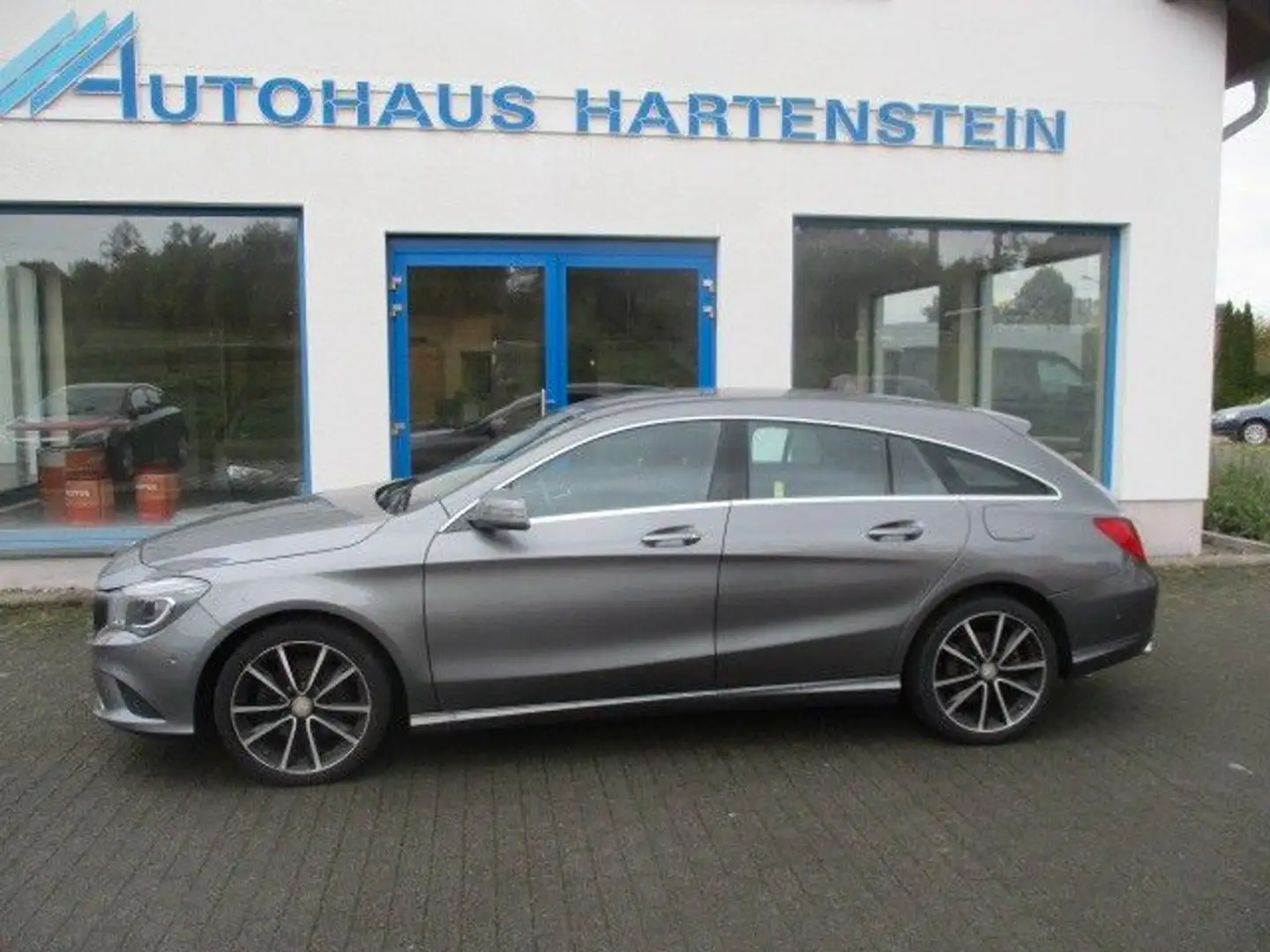 Mercedes-Benz CLA 200 Shooting Brake Grau - 2