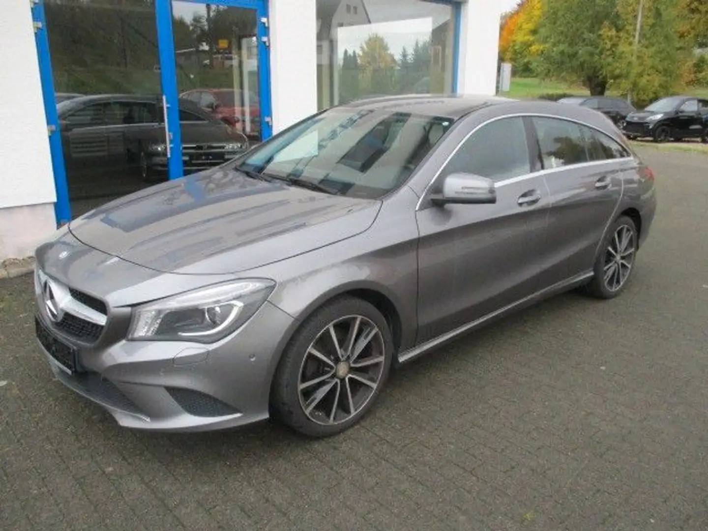 Mercedes-Benz CLA 200 Shooting Brake Grau - 1