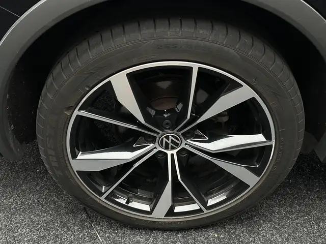 Volkswagen Tiguan Allspace view 11