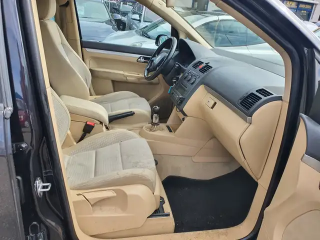 Volkswagen Touran view 9