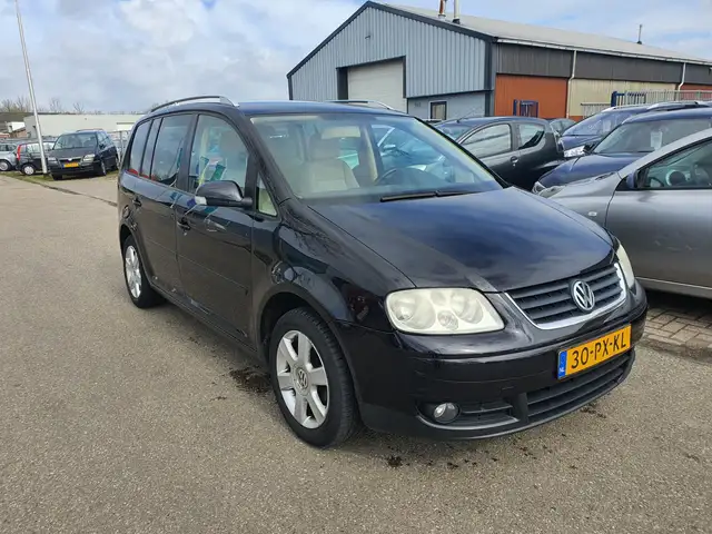 Volkswagen Touran view 2