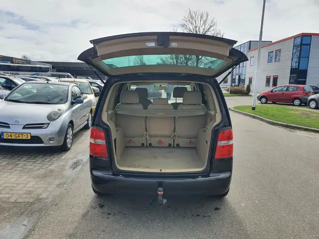 Volkswagen Touran view 11