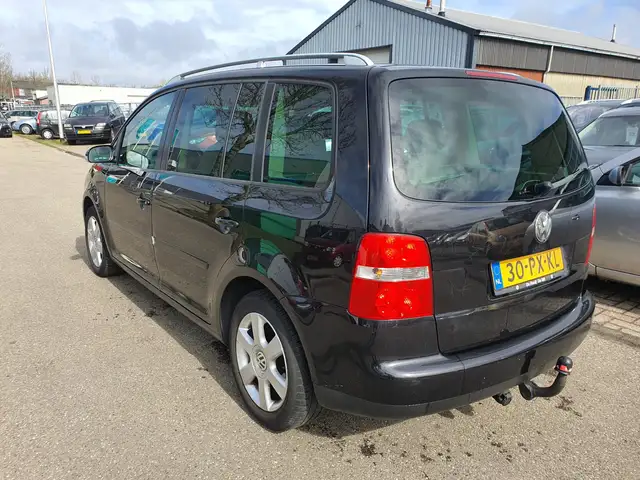 Volkswagen Touran view 3