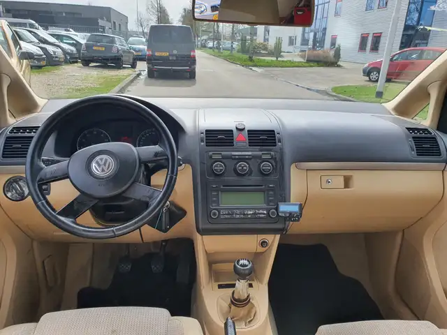 Volkswagen Touran view 5