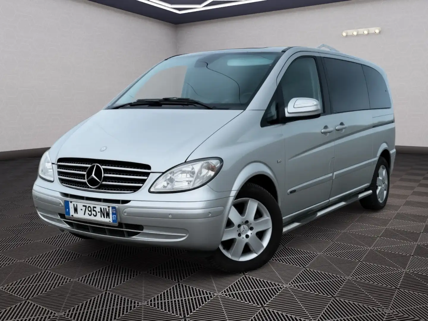 Mercedes-Benz Viano 3.0 CDI Ambiente Edition Compact (639.811) Silber - 1