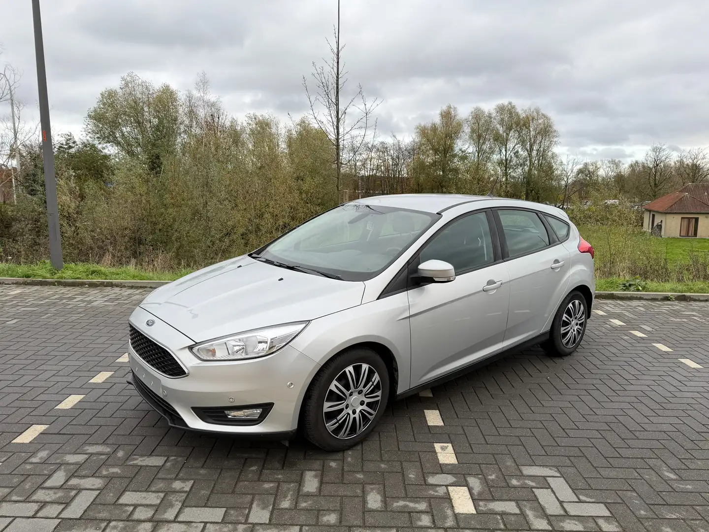 Ford Focus Focus 1.0 Ecoboost-AIRCO-GPS **GARANTIE 12 MOIS** Silber - 1