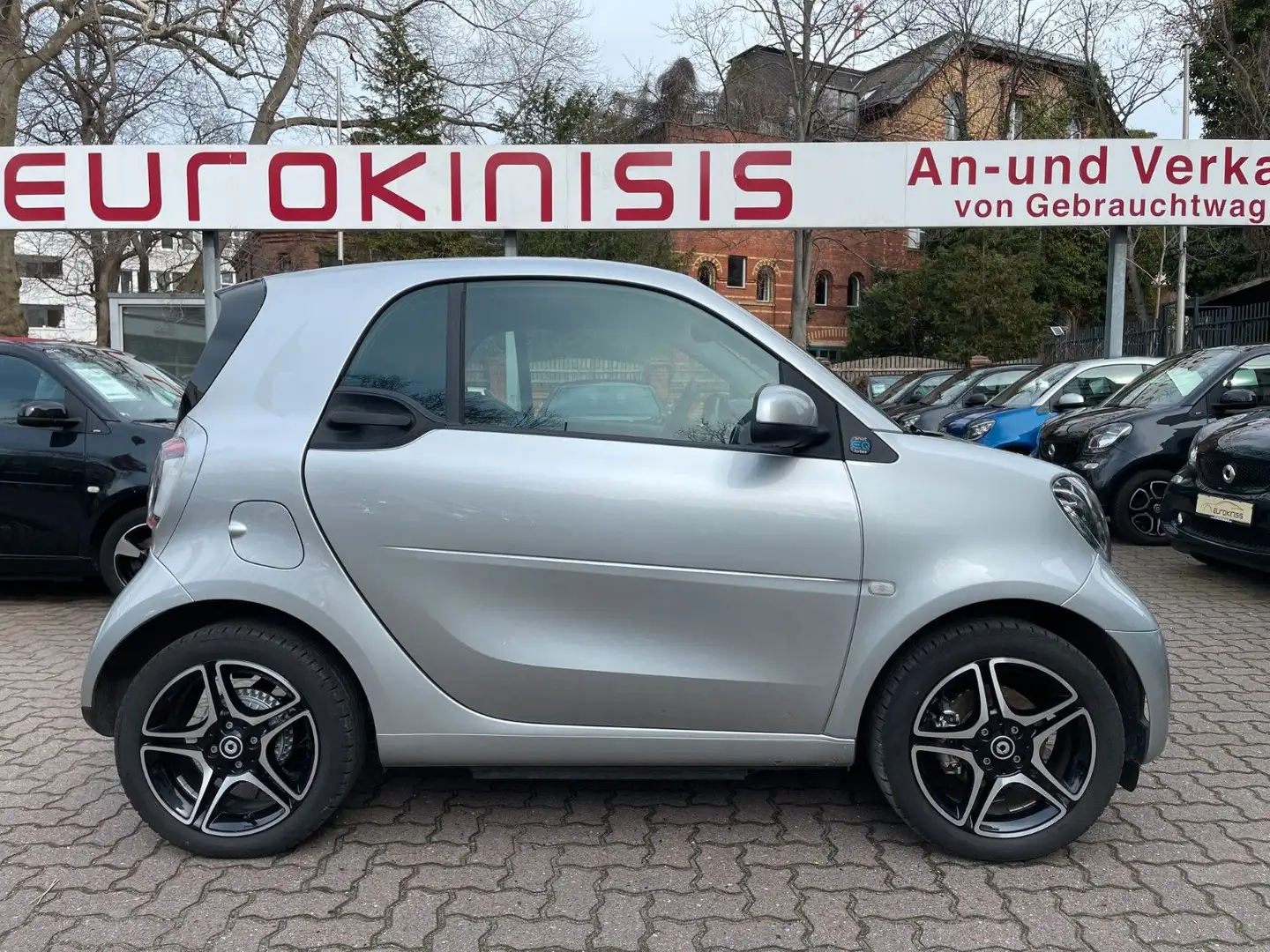smart forTwo fortwo EQ*EXCL*60kW*PANO*NAVI*SHZ*PTS*KAM*22kW* Silber - 1