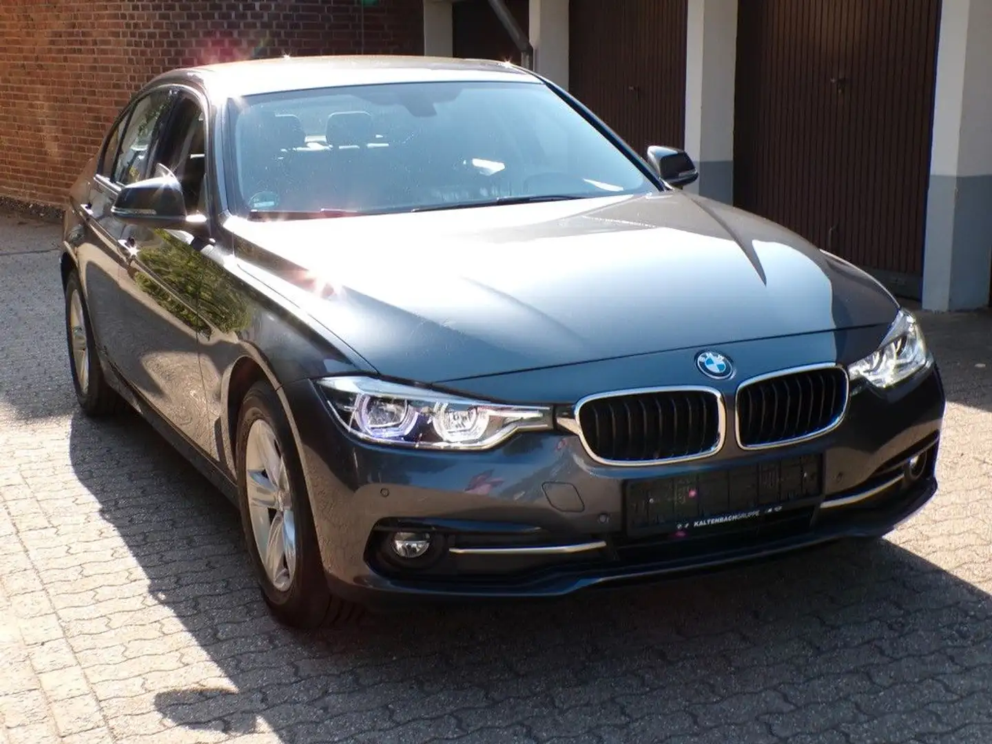 BMW 318 d Lim."Sport Line" Aut./Navi/Multi/Xenon LED Grau - 2